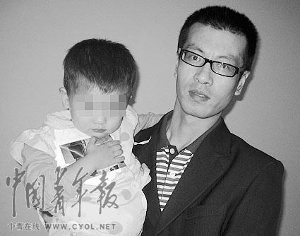 出狱后的张剑回到家里,一年多没见面的孩子跟他已经有些生疏。本报记者 宋广辉摄