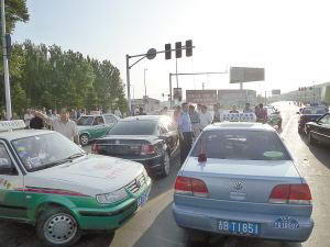 吉林政协委员酒驾撞死3人 被10余的哥截停