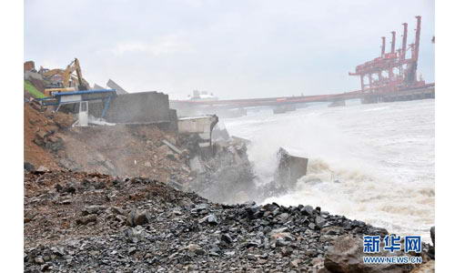 这是防波堤垮塌现场8月8日摄。